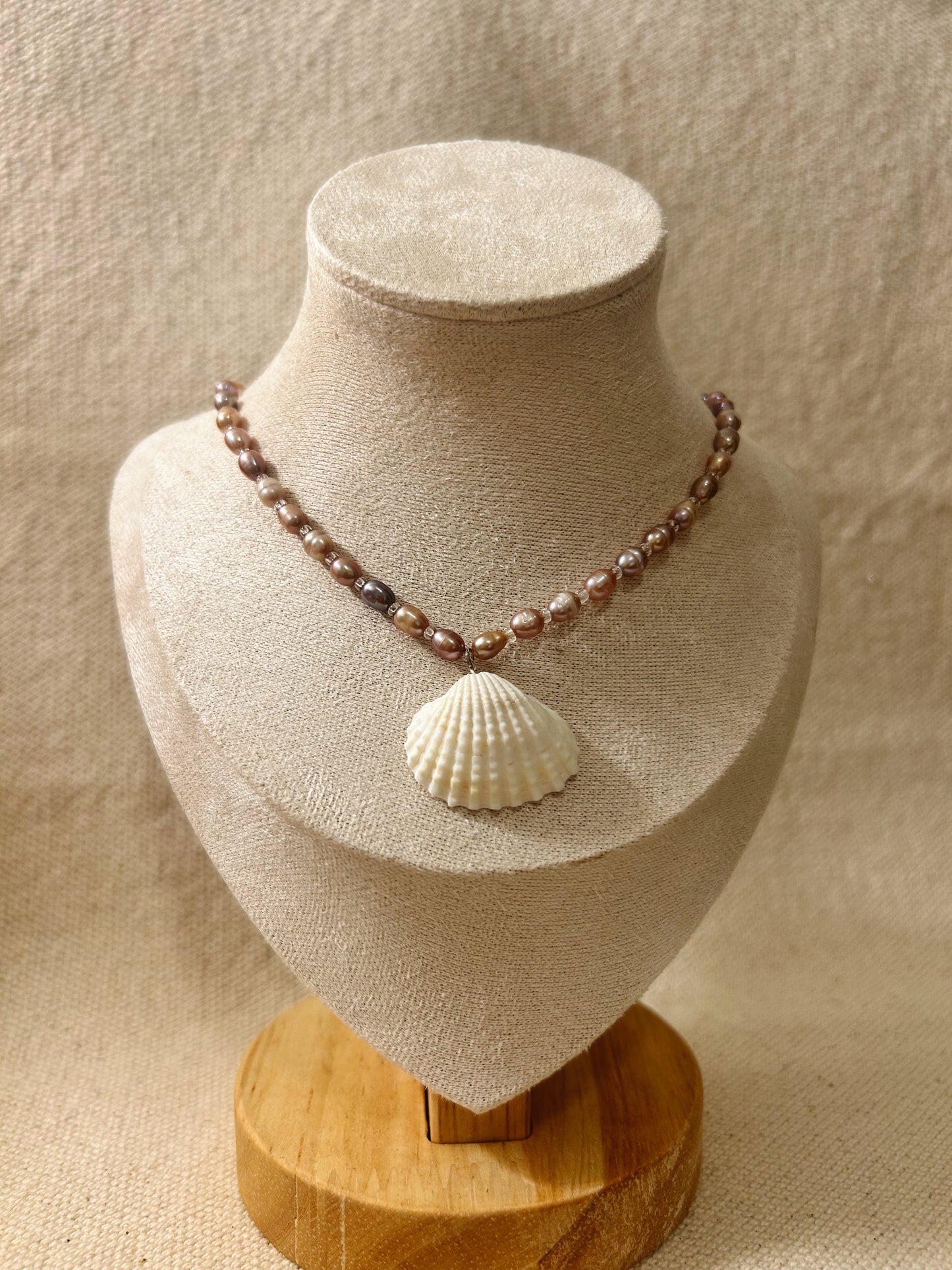Collar de perlas cultivadas y concha