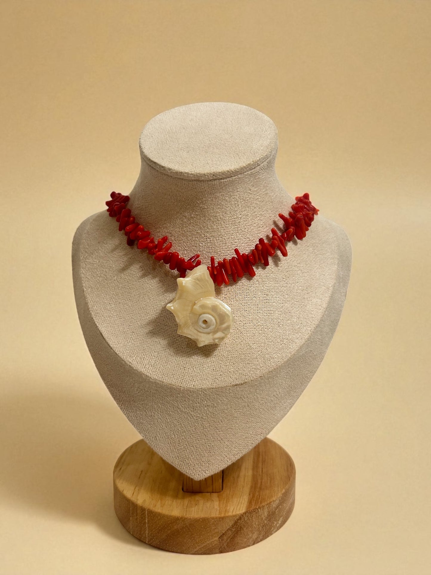 Collar de caracola tallada en madre perla