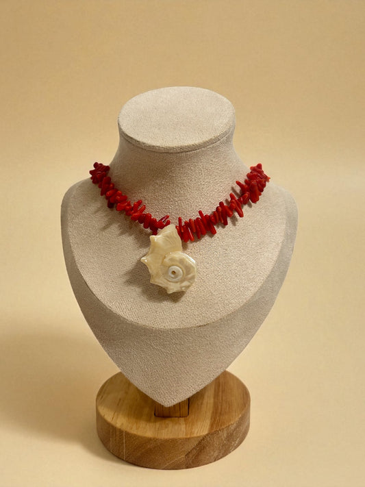Collar de caracola tallada en madre perla