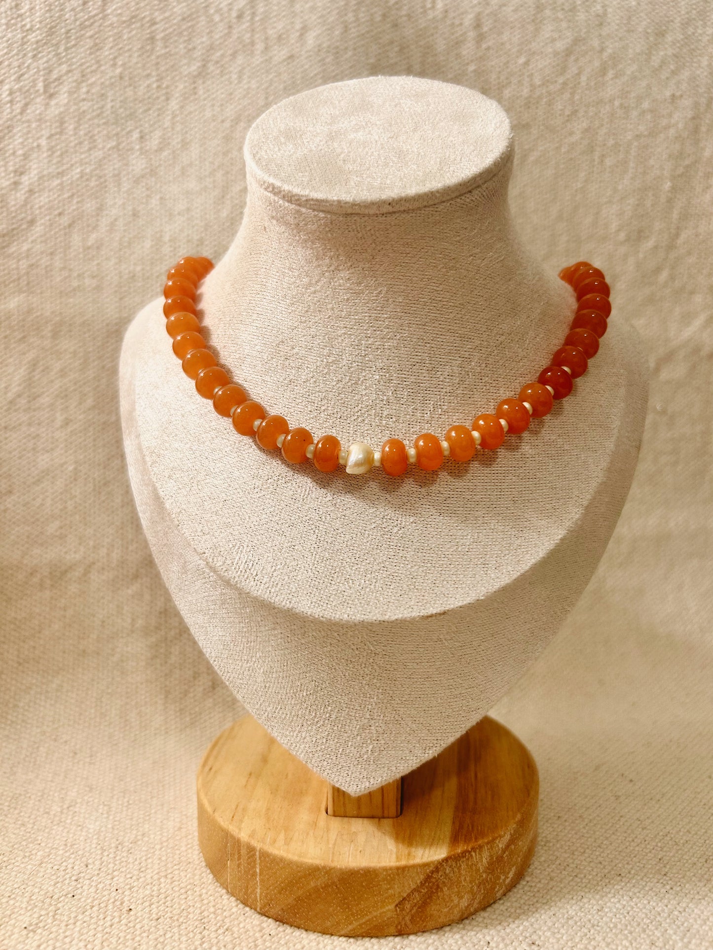 Collar de jade naranja con perla cultivada