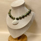Collar de perlas cultivadas verdes con concha