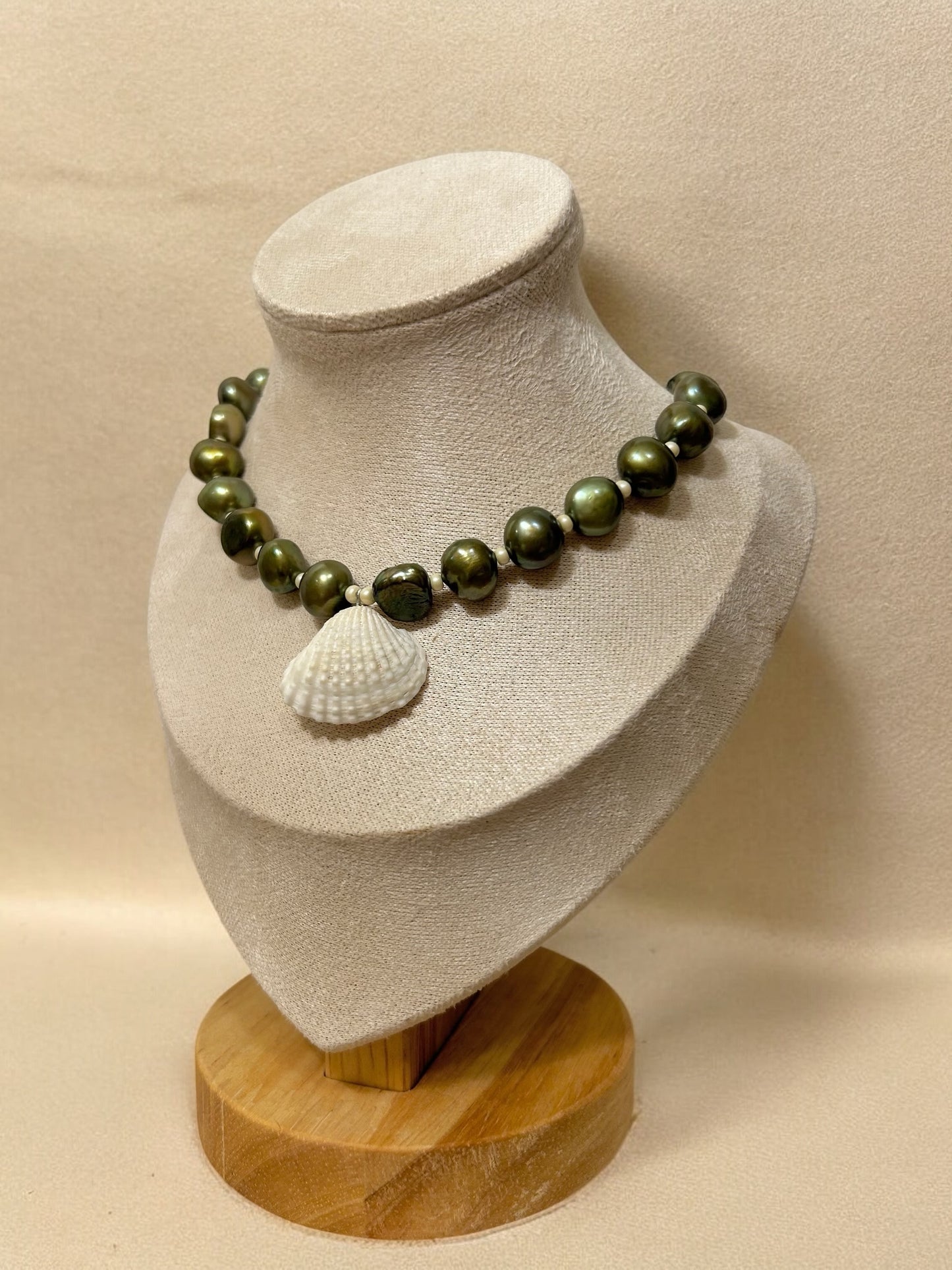 Collar de perlas cultivadas verdes con concha