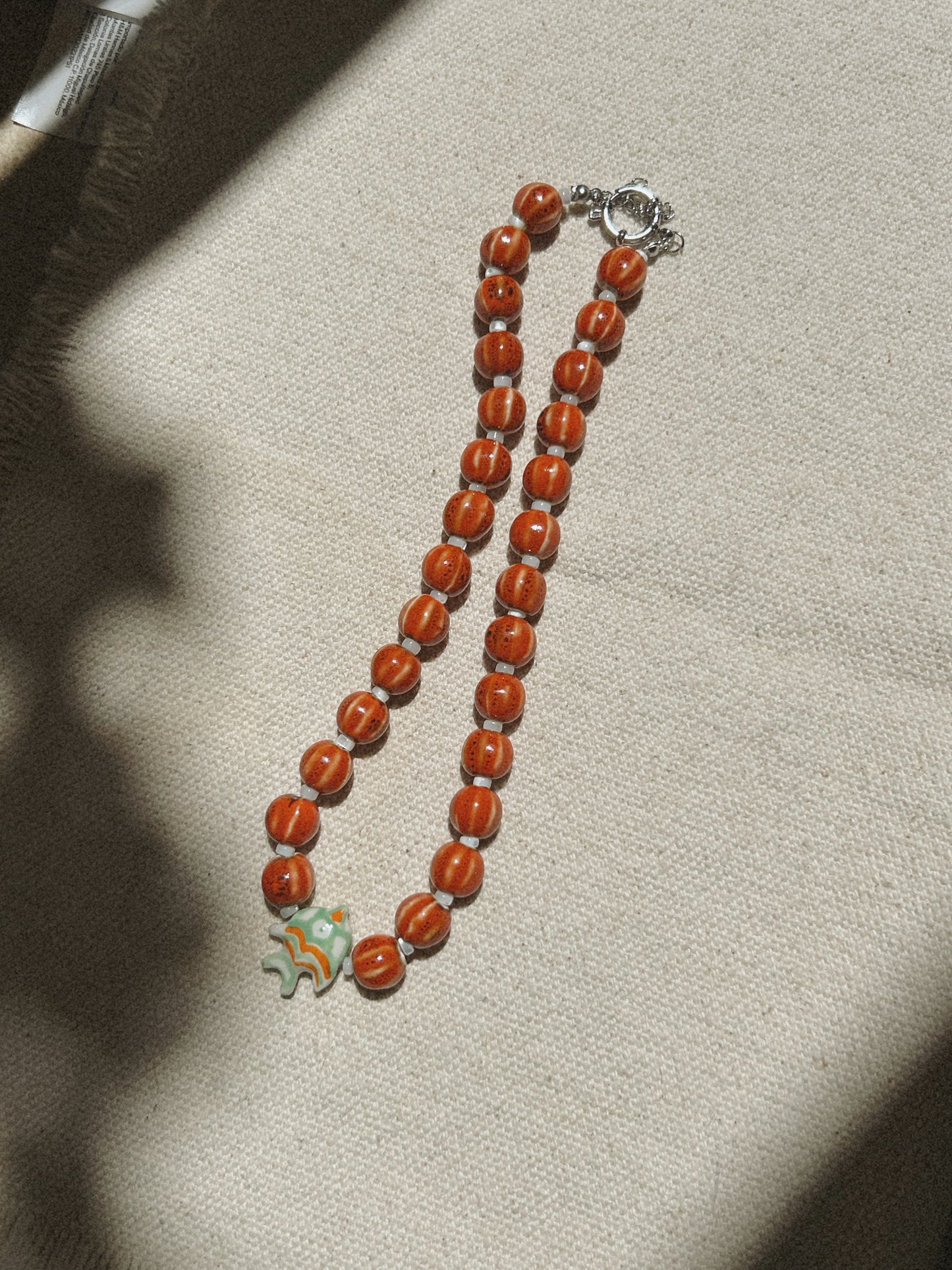 Collar de cuentas de cerámica
